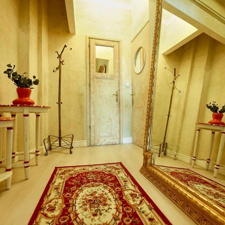 Апартаменты Baroque Splendor: Breathtaking Views & Design Бухарест Экстерьер фото
